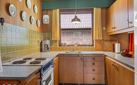 Milly - 500M to the Fjord: Keuken, Countertop, Interieur Ontwerp, Hout, Cabinetry, Flooring, Plafond, Toestel Van De Keuken, Major Appliance, Gootsteen