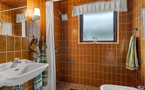 Milly - 500M to the Fjord: Loodgieterswerkinrichting, Badkamer, Flooring, Interieur Ontwerp, Wastafel, Wastafel In De Badkamer, Verdieping, Kraan, Loodgieter, Plafond