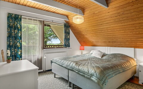 Milly - 500M to the Fjord: Bed, Slaapkamer, Interieur Ontwerp, Laken, Hout, Bedding, Plafond, Meubilair, Flooring, Verdieping
