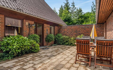 Milly - 500M to the Fjord: Hout, Steen, Struik, Tuin, Bloempot, Huis, Flagstone, Metselwerk, Deur, Landscaping