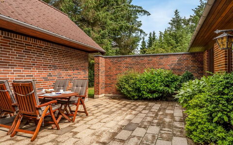 Milly - 500M to the Fjord: Steen, Struik, Tuin, Metselwerk, Buitenmeubels, Flagstone, Groundcover, Landscaping, Backyard, Schaduw
