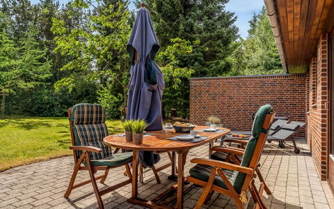 Milly - 500M to the Fjord: Meubilair, Buitenmeubels, Hout, Stoel, Tafel, Buitentafel, Schaduw, Beits, Tuin, Patio