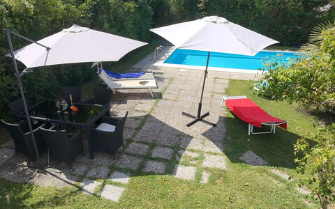 Villa Eva: Zwembad, Paraplu, Meubilair, Buitenmeubels, Stoel, Toevlucht, Schaduw, Ligstoel, Vrije Tijd, Tuin