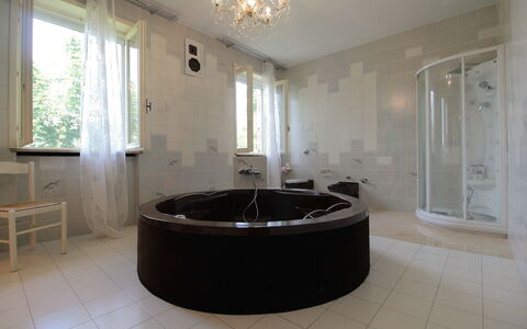 Villa Eva: Bad, Flooring, Interieur Ontwerp, Verdieping, Loodgieterswerkinrichting, Badkamer, Loodgieter, Verlichting, Plafond, Kamer