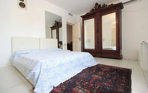 Villa Eva: Bed, Meubilair, Slaapkamer, Interieur Ontwerp, Verdieping, Flooring, Laken, Bedding, Hout, Kamer