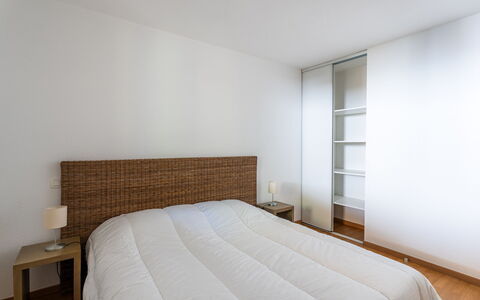 Lacanau 679: Bed, Slaapkamer, Bedding, Interieur Ontwerp, Flooring, Verdieping, Meubilair, Laken, Muur, Hout
