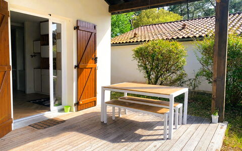 Allée des Dunes: Hout, Meubilair, Deur, Beits, Hardwood, Stoel, Backyard, Buitenmeubels, Veranda, Schaduw