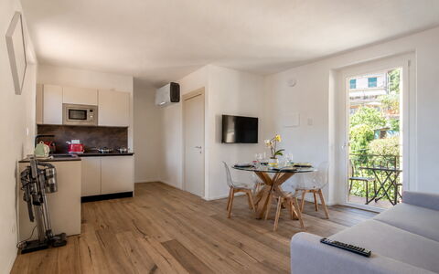 Next Comacina, Lago di Como: Meubilair, Flooring, Appartement, Stoel, Houten Vloer, Hardwood, Kamerplant, Beits, Woonkamer, Balkon