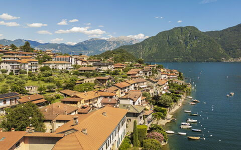 Next Comacina, Lago di Como: Bergachtig Landvormen, Water, Berg, Heuvel, Hoogland, Bergketen, Huis, Kust En Oceanic Landvormen, Heuvel Station, Dorp