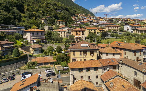 Next Comacina, Lago di Como: Bergachtig Landvormen, Berg, Heuvel, Woongebied, Huis, Buurt,  Dorf\, Landschap, Hoogland, Dak