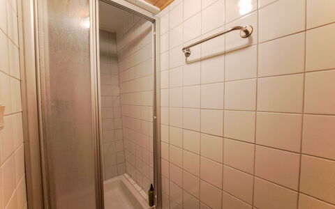 Grafenast: Muur, Flooring, Verdieping, Loodgieterswerkinrichting, Badkamer, Loodgieter, Samengesteld Materiaal, Tegel, Douche, Kamer