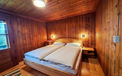 Grafenast: Hout, Slaapkamer, Bed, Laken, Interieur Ontwerp, Verdieping, Bed Frame, Flooring, Bedding, Hardwood