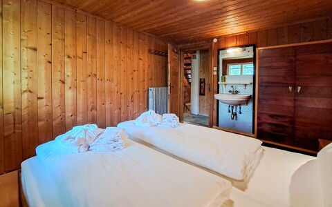 Grafenast: Bed, Slaapkamer, Interieur Ontwerp, Flooring, Verdieping, Hout, Plafond, Laken, Bedding, Meubilair