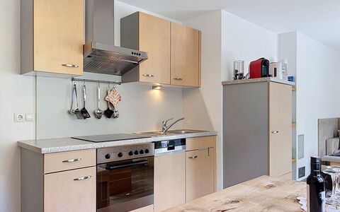 Pettneu am Arlberg 662: Keuken, Toestel Van De Keuken, Countertop, Meubilair, Cabinetry, Major Appliance, Hout, Flooring, Interieur Ontwerp, Fornuis