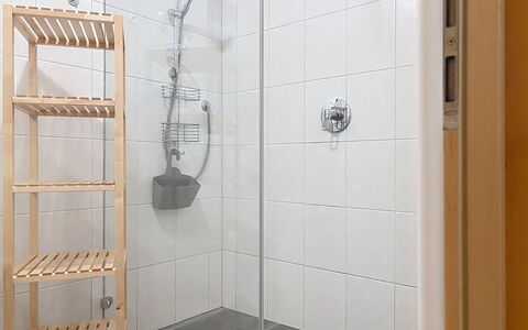 Pettneu am Arlberg 662: Flooring, Douchekop, Loodgieterswerkinrichting, Verdieping, Douche, Loodgieter, Douchestang, Douchepaneel, Badkamer
