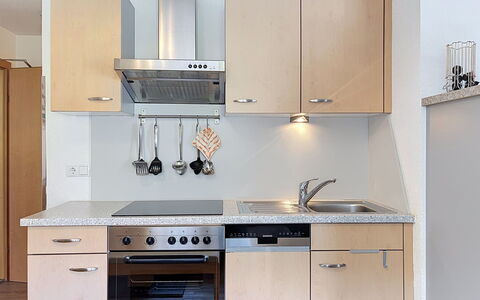 Pettneu am Arlberg 662: Toestel Van De Keuken, Keuken, Countertop, Cabinetry, Major Appliance, Meubilair, Hout, Fornuis, Fornuis, Huishoudapparatuur