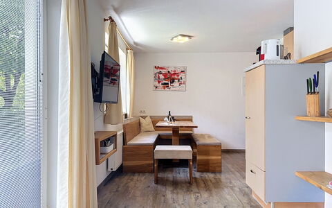 Pettneu am Arlberg 662: Meubilair, Interieur Ontwerp, Flooring, Hout, Verdieping, Kamer, Plafond, Tafel, Verlichting, Woonkamer