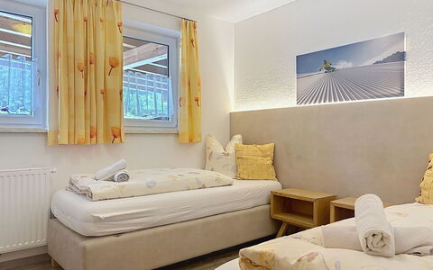 Pettneu am Arlberg 662: Bed, Slaapkamer, Muur, Meubilair, Interieur Ontwerp, Hout, Laken, Bedding, Linens, Kamer