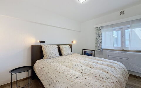 Hyacint with Parking: Interieur Ontwerp, Bed, Slaapkamer, Muur, Flooring, Meubilair, Verdieping, Plafond, Hout, Kamer