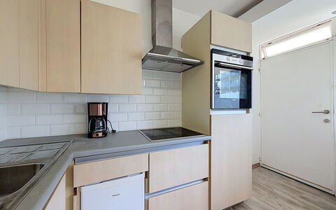 Hyacint with Parking: Keuken, Toestel Van De Keuken, Countertop, Major Appliance, Cabinetry, Flooring, Interieur Ontwerp, Hout, Verdieping, Meubilair