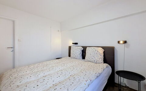 Hyacint with Parking: Bed, Interieur Ontwerp, Slaapkamer, Muur, Flooring, Verdieping, Plafond, Hout, Laken, Meubilair