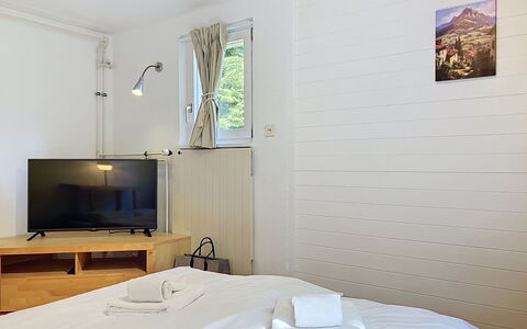 Chalet Chaudoudoux: Hout, Flooring, Verdieping, Interieur Ontwerp, Plafond, Kamer, Deur, Bed, Slaapkamer, Hardwood