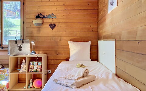 Chalet Chaudoudoux: Meubilair, Flooring, Interieur Ontwerp, Verdieping, Hout, Slaapkamer, Kamer, Bed, Houten Vloer, Verlichting