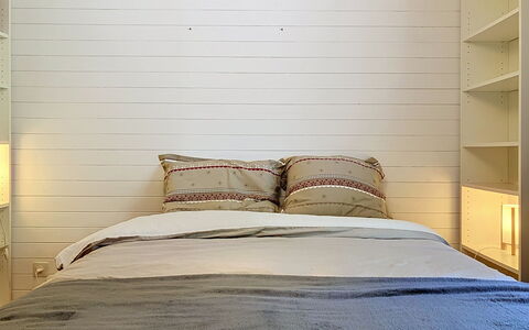 Chalet Chaudoudoux: Bed, Slaapkamer, Bedding, Meubilair, Muur, Interieur Ontwerp, Laken, Flooring, Hout, Verdieping