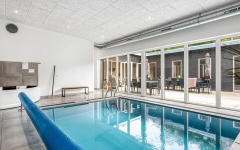 Adisl - 800M from the Sea: Zwembad, Flooring, Verdieping, Samengesteld Materiaal, Plafond, Toevlucht, Ontwerp, Tegel, Hardwood, Hotel