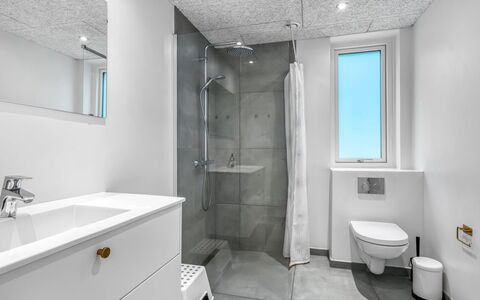 Adisl - 800M from the Sea: Loodgieterswerkinrichting, Flooring, Verdieping, Badkamer, Plafond, Wastafel, Interieur Ontwerp, Loodgieter, Kraan, Tegel