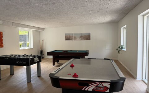 Adisl - 800M from the Sea: Plafond, Interieur Ontwerp, Flooring, Verdieping, Lichte Inrichting, Gips, Hardwood, Kelder