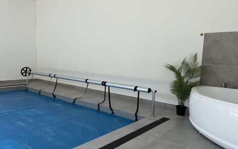 Adisl - 800M from the Sea: Flooring, Verdieping, Samengesteld Materiaal, Metaal, Leuning, Staal, Daylighting, Aluminium