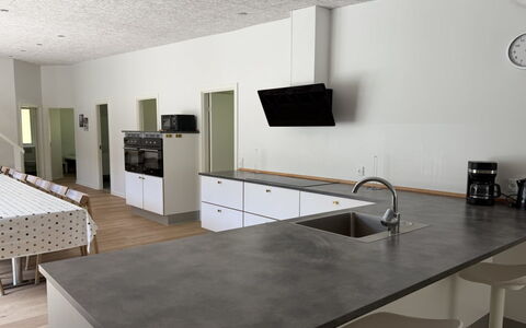 Adisl - 800M from the Sea: Flooring, Countertop, Keuken, Verdieping, Hout, Meubilair, Interieur Ontwerp, Toestel Van De Keuken, Cabinetry, Houten Vloer