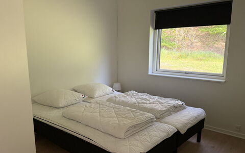 Adisl - 800M from the Sea: Hout, Slaapkamer, Verdieping, Bed, Flooring, Bed Frame, Bedding, Laken, Matras, Hardwood