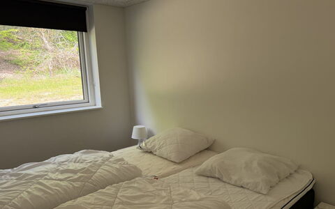 Adisl - 800M from the Sea: Slaapkamer, Verdieping, Bed, Laken, Bedding, Bed Frame, Kamer, Plafond, Hardwood, Daylighting