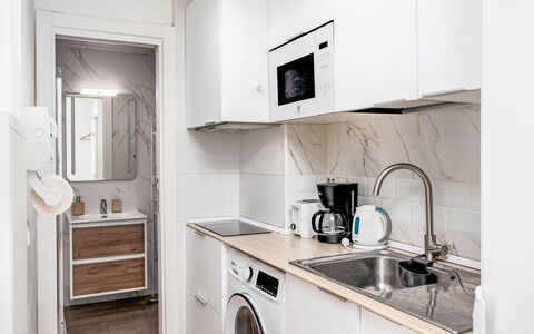 Las Naciones: Toestel Van De Keuken, Countertop, Major Appliance, Keuken, Cabinetry, Flooring, Huishoudapparatuur, Interieur Ontwerp, Hout, Verdieping