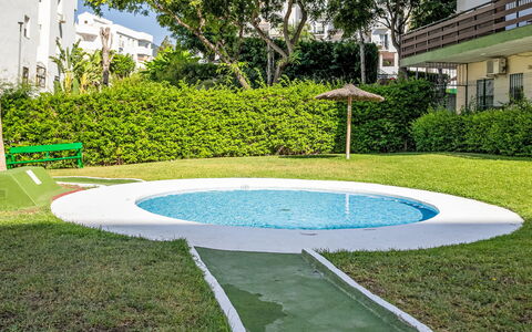 Las Naciones: Zwembad, Vrije Tijd, Samengesteld Materiaal, Tuin, Gazon, Backyard, Landscaping, Kunstgras, Schaduw, Werf