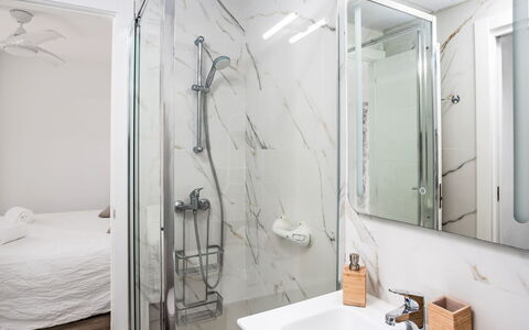 Las Naciones: Interieur Ontwerp, Flooring, Verdieping, Loodgieterswerkinrichting, Badkamer, Kamer, Loodgieter, Appartement, Linens, Plafond