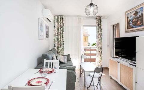 Las Naciones: Meubilair, Interieur Ontwerp, Flooring, Hout, Bankstel, Verdieping, Tafel, Woonkamer, Kamer, Verlichting