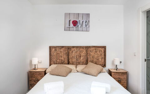 Las Naciones: Bed, Bedding, Slaapkamer, Meubilair, Laken, Muur, Interieur Ontwerp, Hout, Linens, Verdieping