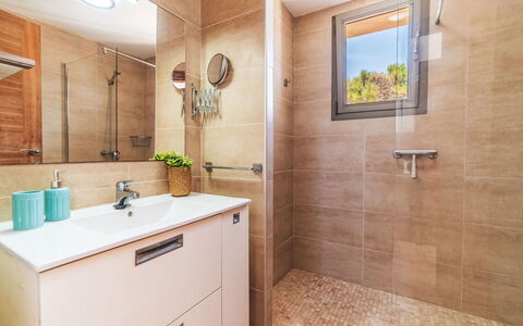 Garlanda: Badkamer, Flooring, Loodgieterswerkinrichting, Badkamerkast, Interieur Ontwerp, Verdieping, Spiegel, Wastafel In De Badkamer, Loodgieter, Kraan