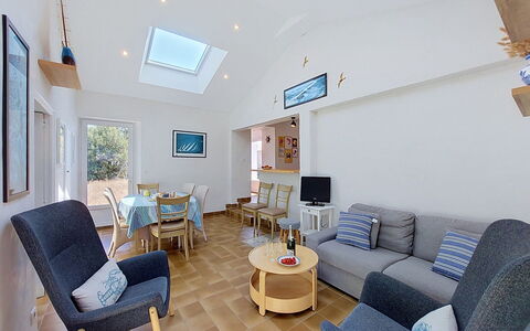 Villa la Coquille: Meubilair, Interieur Ontwerp, Flooring, Verdieping, Hout, Plafond, Kamer, Bankstel, Woonkamer, Verlichting