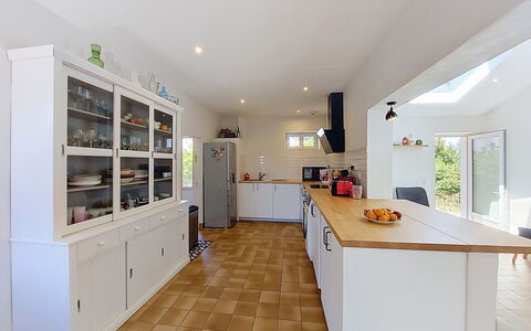 Villa la Coquille: Keuken, Interieur Ontwerp, Flooring, Countertop, Meubilair, Cabinetry, Verdieping, Hout, Plafond, Toestel Van De Keuken