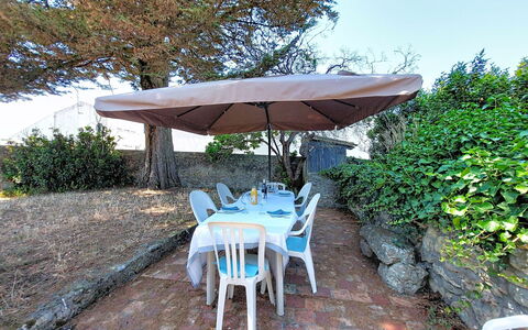 Villa la Coquille: Meubilair, Buitenmeubels, Tafel, Paraplu, Stoel, Buitentafel, Schaduw, Keuken En Eettafel, Tuin, Backyard