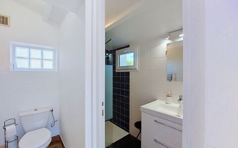 Villa la Coquille: Badkamer, Loodgieterswerkinrichting, Flooring, Interieur Ontwerp, Verdieping, Wastafel In De Badkamer, Wastafel, Toilet, Plafond, Kraan