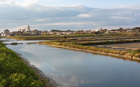 Villa la Coquille: Lucht, Watervoorraden, Water, Zwemwater, Waterweg, Bank, Kanaal, Waterloop, Wolk, Spire