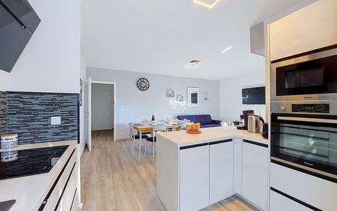 Confort, Piscine et Plage: Keuken, Countertop, Meubilair, Interieur Ontwerp, Flooring, Plafond, Hout, Cabinetry, Verdieping, Lichte Inrichting