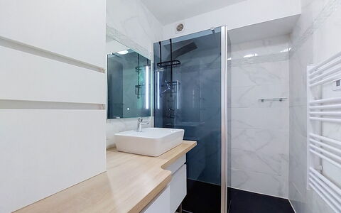 Confort, Piscine et Plage: Flooring, Interieur Ontwerp, Loodgieterswerkinrichting, Verdieping, Badkamer, Wastafel In De Badkamer, Kraan, Badkamerkast, Spiegel, Wastafel
