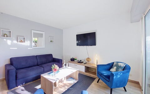 Confort, Piscine et Plage: Meubilair, Bankstel, Interieur Ontwerp, Flooring, Verdieping, Kamer, Woonkamer, Appartement, Plafond, Huis