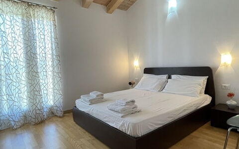 Volme: Flooring, Interieur Ontwerp, Verdieping, Hout, Plafond, Meubilair, Kamer, Verlichting, Bed, Slaapkamer
